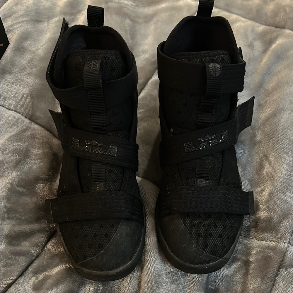 Kids NIKE Lebron James Solders Black High-Top runners